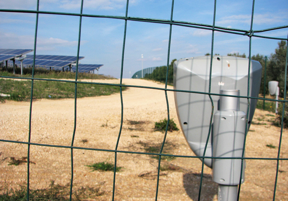 Retrofitting of security technology on a solar park: installation of a microwave detector on the fence